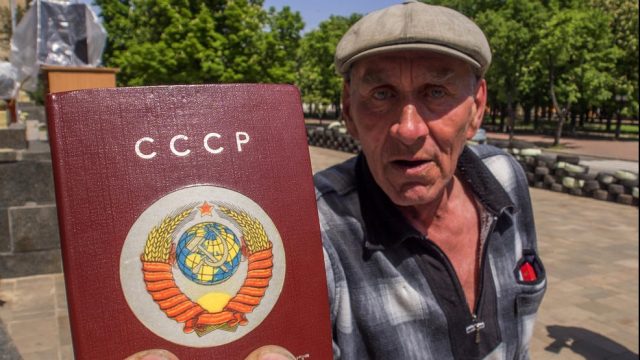 сторонник федерализма из Луганска держит советский паспорт