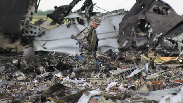 обломки сбитого над Луганском спмолёта