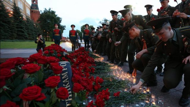 возложение цветов к могиле Неизвестного солдата