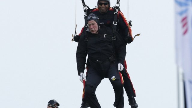Джордж Буш-старший прыгает с парашютом