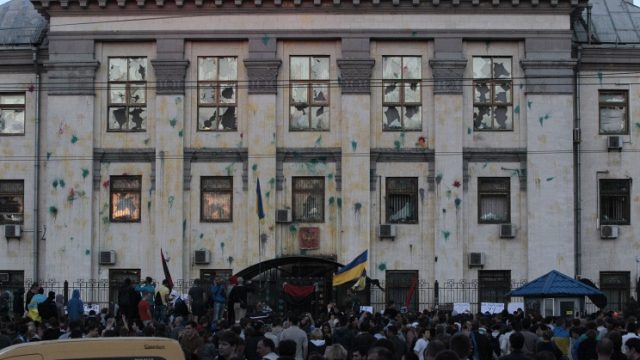 нападение на здание российского посольства в Украине