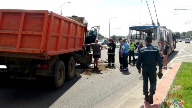 Сегодня, 9 июня, в Минске МАЗ врезался в троллейбус. 