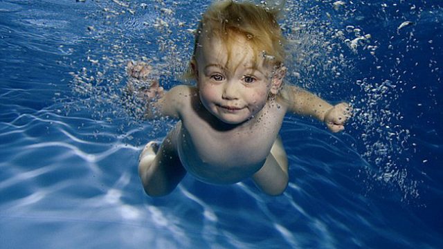 ребенок в воде