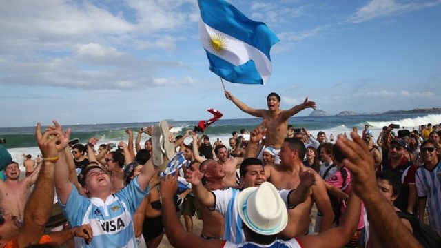 болельщики сборной Аргентины на пляже Копакобана