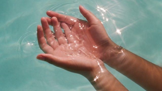 Руки в воде