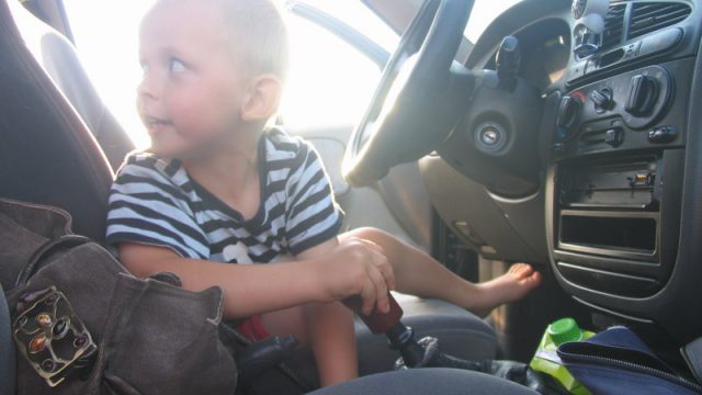 ребенок в машине