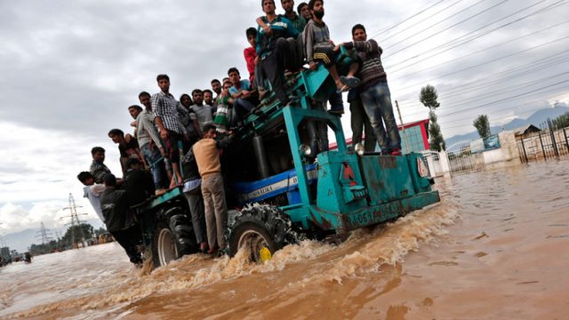 трактор спасает людей от наводнения