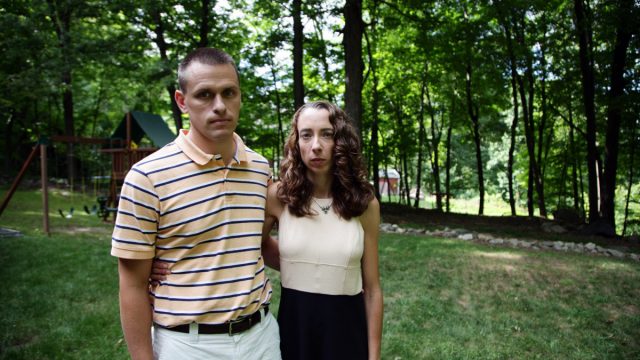 Кайл и Линдси Роджерс-Сайдс во дворе своего дома, штат Коннектикут, 28 августа, 2014