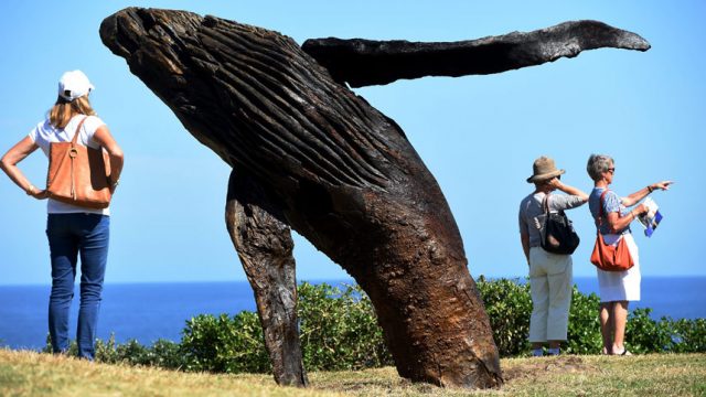 морская скульптура кита