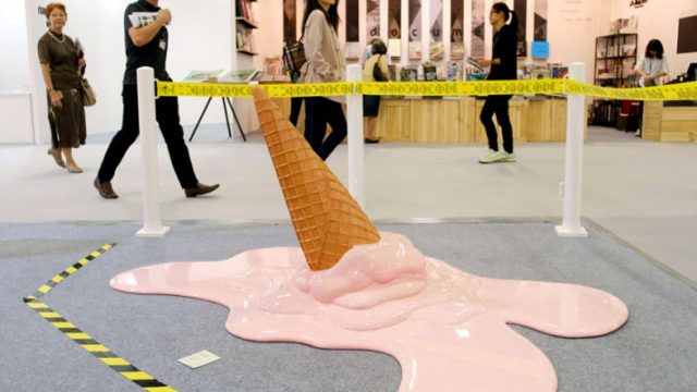 скульптура растаявшего мороженого