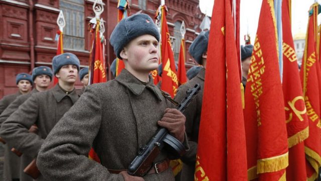 мужчины в форме солдат Красной Армии