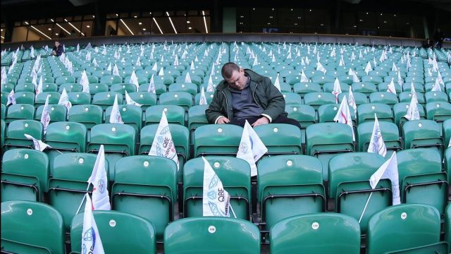 фанат уснул на стадионе