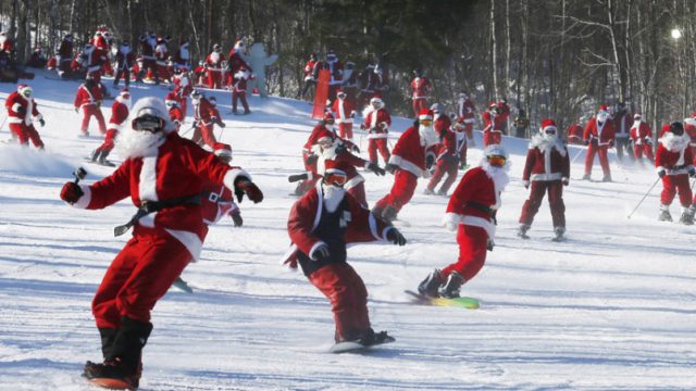 Санта-Клаусы на сноубордах