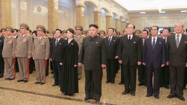 Ким Чен Ын с женой почтили память Ким Чен Ира