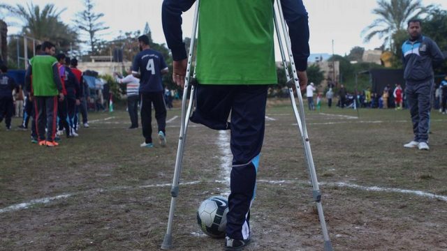 игра в футбол между инвалидами