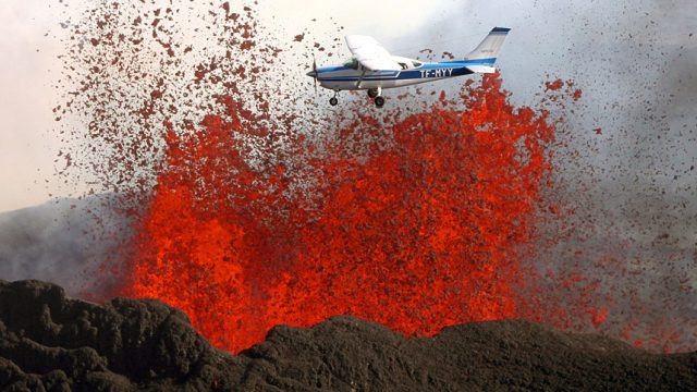 самолёт летит над вулканом