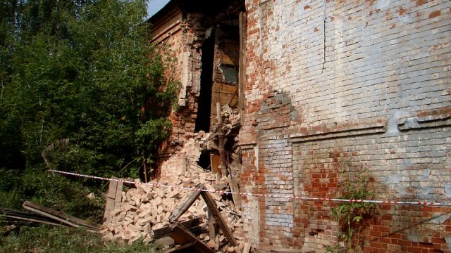 В Осиповичах на мальчика упала стена заброшенного здания
