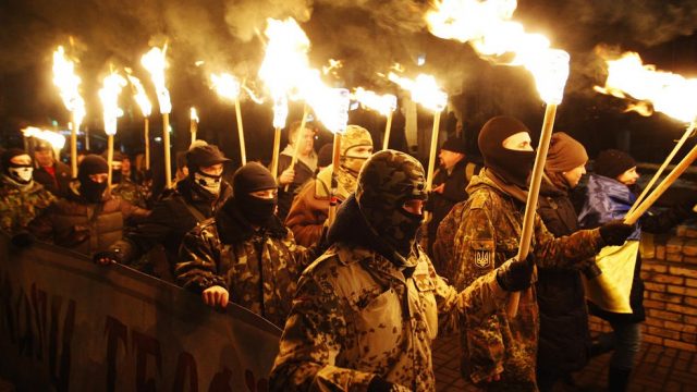 шествие украинцев с факелами