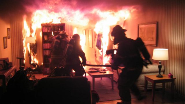 В Витебске двое парней спасли соседа при пожаре