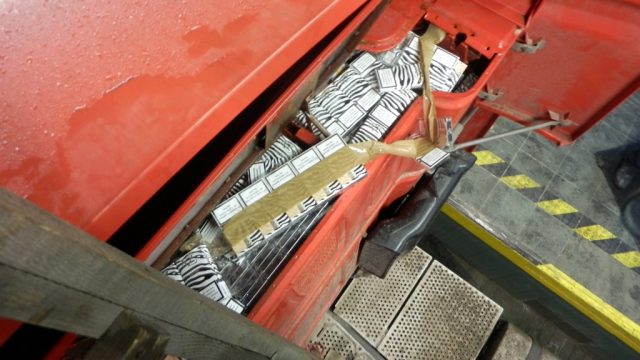 Белорус спрятал 9 тысяч пачек сигарет стоимостью 23,6 тыс. евро в тайнике на пульте управления