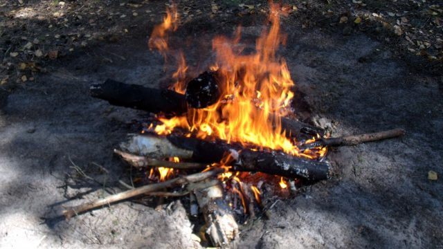 В Пуховичском районе молодой человек разжигал костер бензином и получил ожог 17% тела