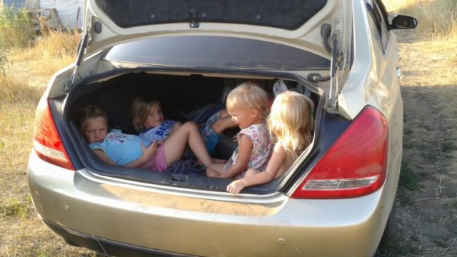 дети в багажнике