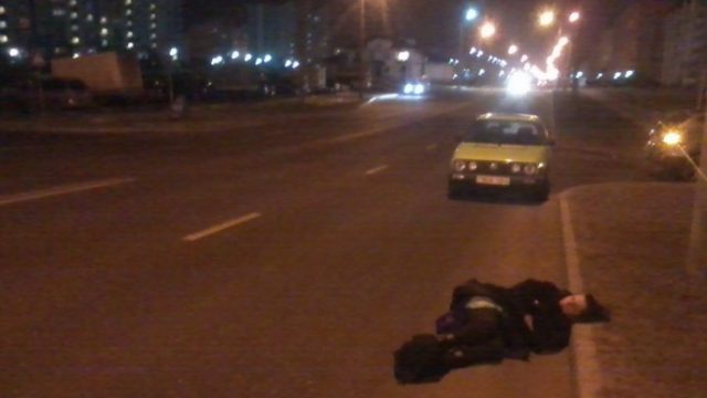 В Гродно на проезжей части дороги лежала психически больная женщина