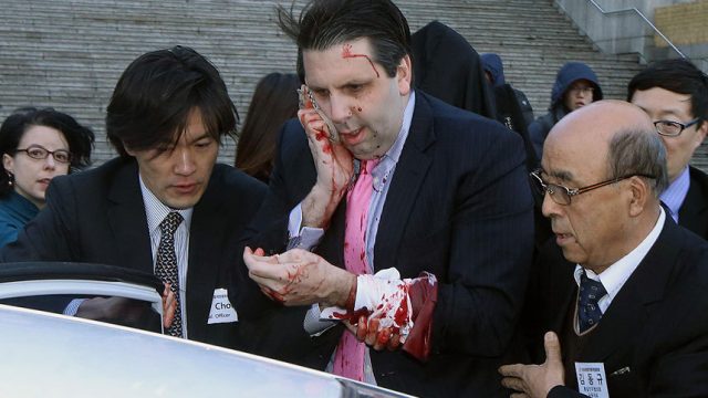 Послу США в Южной Корее порезали лицо