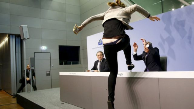 женщина в знак протеста прыгает на стол