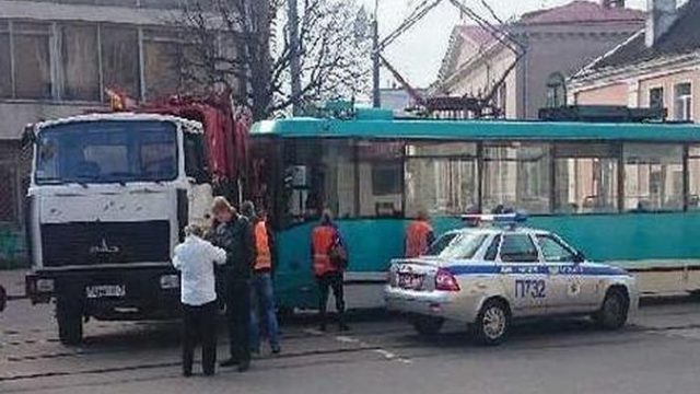 В Минске трамвай врезался в мусоровоз