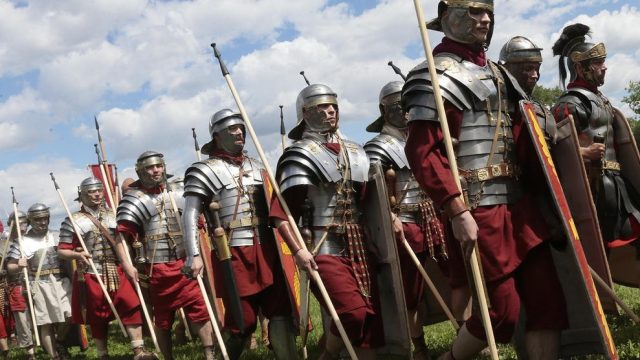 люди в костюмах римских солдат