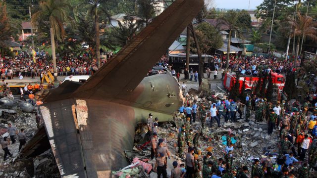 разбился самолёт в Индонезии