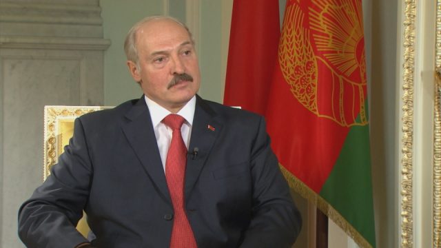 Лукашенко потребовал своевременно выплатить гражданам пенсии и пособия