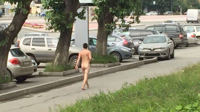 В Минске ОМОН задержал мужчину, гулявшего голым