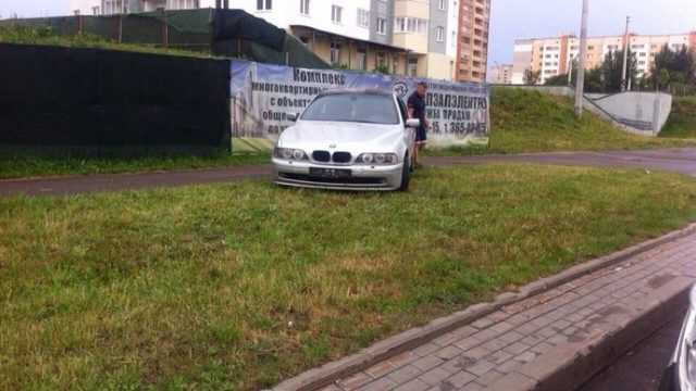 В Минске водитель "БМВ" вылетел с дороги и совершил наезд на пешехода