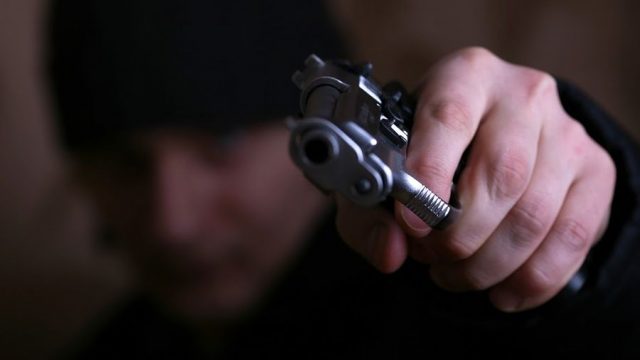 В Минске мужчина, угрожая пистолетом, пытался похитить деньги из кассы магазина