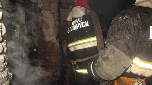 21-летний витебчанин проник в горящий дом, чтобы спасти людей, и получил ожоги рук