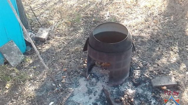 В Солигорском районе годовалый мальчик получил тяжелые ожоги, наступив на угли