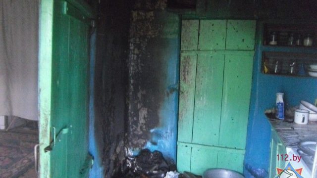 В Столинском районе пожарные спасли пенсионерку из горящего дома