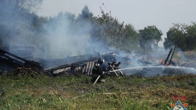 В Воложинском районе огонь с горящего трактора едва не перекинулся на деревню