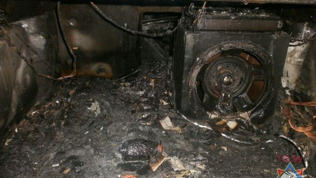 В Бресте пожарные спасли 3 автомобиля из горящего автосервиса