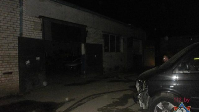 В Бресте пожарные спасли 3 автомобиля из горящего автосервиса