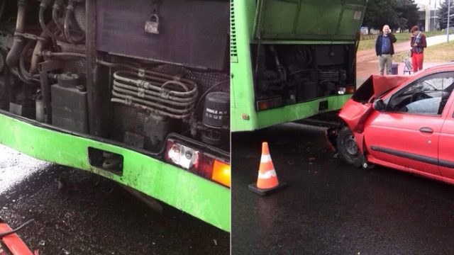 В Минске водитель "Рено" врезался в автобус с пассажирами, стоящий на остановке