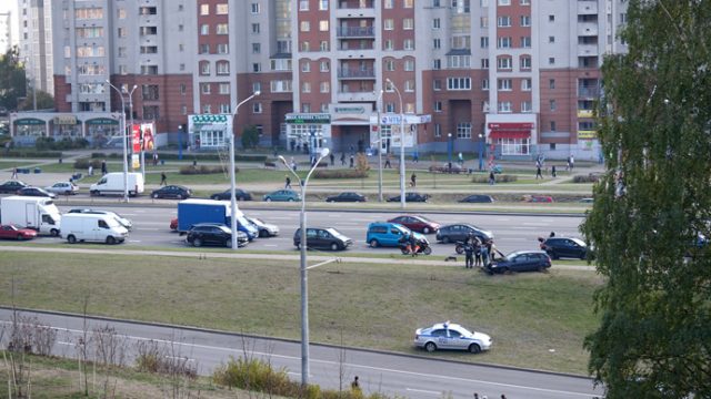 В Минске на проспекте Независимости девушка на "Мазда" вылетела за пределы проезжей части