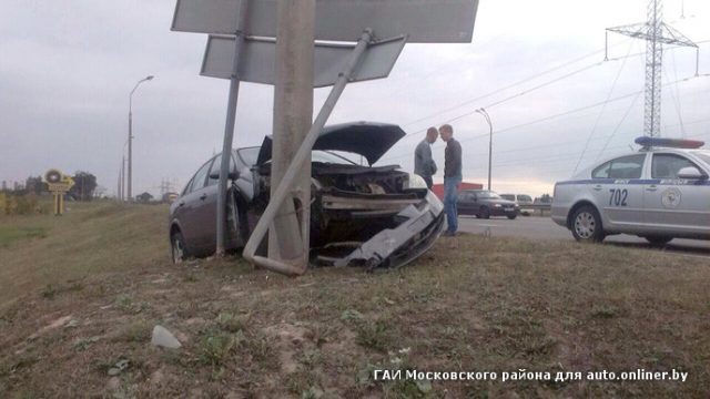 На МКАД водитель врезался в столб в попытке уйти от аварии с машиной дорожной службы