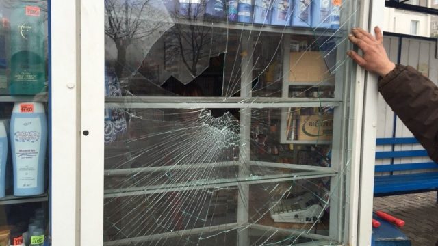 В Барановичах хулиган разбил витрину торгового павильона, чтобы не идти в армию