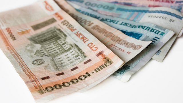 В Беларуси средняя зарплата в бюджетных организациях выросла на 72 тыс. рублей