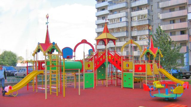 В Минске с детских игровых площадок демонтируют бетонные конструкции. 
