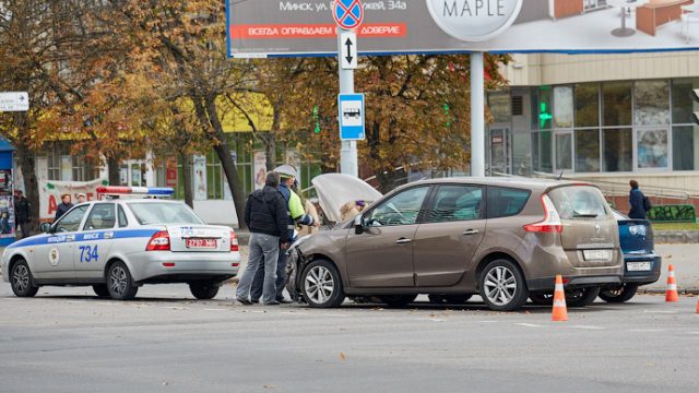 В центре Минска на перекрестке столкнулись три автомобиля