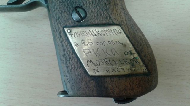 В Мозыре пенсионерка нашла за диваном трофейный пистолет